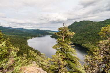 Paul Lake Yaz Saati Dağın tepesinden yeşil dağlarla Britanya Kolombiyası Kanada