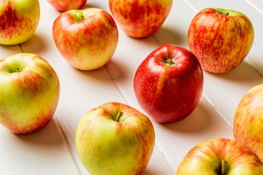 Beyaz ahşap arka planda taze elmalar