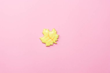 Pembe arka planda izole edilmiş kremalı ev yapımı yaprak kurabiyesi. Minimum düz kompozisyon.