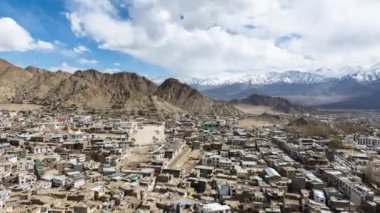 4 k zaman atlamalı: bulutlar, gölgeler ve insanlar etkinlik Leh Time-lapse şehir Ladakh bölge, Hindistan. Himalaya dağ Leh tarafından çevrili şehir Hindistan (Zoom-In en yüksek irtifa turistik yerlerinden biridir)