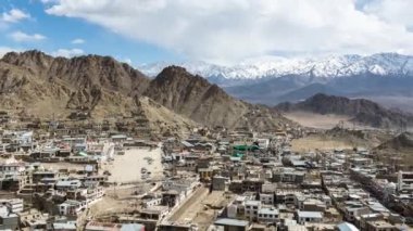 4 k zaman atlamalı: bulutlar, gölgeler ve insanlar etkinlik Leh Time-lapse şehir Ladakh bölge, Hindistan. Himalaya dağ Leh tarafından çevrili şehir Hindistan (Zoom-Out en yüksek irtifa turistik yerlerinden biridir)
