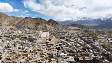 4 k zaman atlamalı: bulutlar, gölgeler ve insanlar etkinlik Leh Time-lapse şehir Ladakh bölge, Hindistan. Himalaya dağ Leh tarafından çevrili şehir Hindistan (hareket aşağı-yukarı yüksek irtifa turistik yerlerinden biridir)
