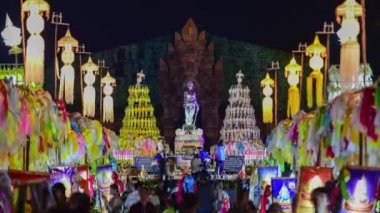 4k, timelapse, Phra Nang Chamthewi heykeli,: Lamphun, Thailand 10 Mayıs, 2017: renkli binlerce lanna fenerler gece, Lamphun lantern Festivali.