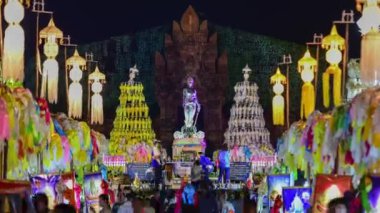 4k, timelapse, Phra Nang Chamthewi heykeli,: Lamphun, Thailand 10 Mayıs, 2017: renkli binlerce lanna fenerler gece, Lamphun lantern Festivali.