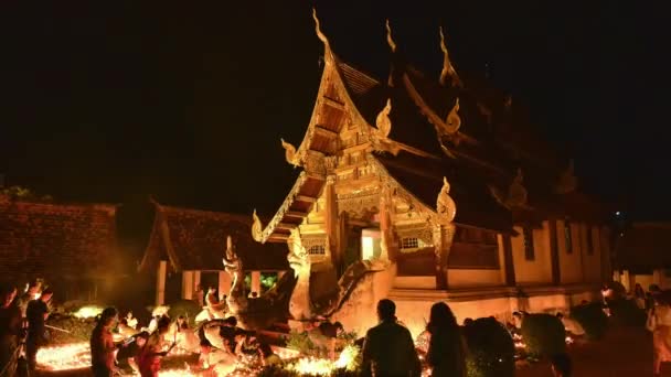 Timelapse Ton Kwen Temple Chiangmai Tailandia Mayo 2017 Gente Enciende — Vídeos de Stock