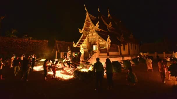Timelapse 吨昆寺庙 2017年5月 人轻的蜡烛并且祈祷在吨昆寺庙在布萨即 Bucha 噪声和高 Iso — 图库视频影像