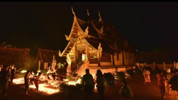 Timelapse 吨昆寺庙 2017年5月 人轻的蜡烛并且祈祷在吨昆寺庙在布萨即 Bucha 噪音和高 Iso 右向左移动 — 图库视频影像
