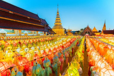 Altın pagoda ve fener parmaklığa için loy kratong Festivali wat phra refah o haripunchai lamphun Tayland alacakaranlık sırasında kapattı.