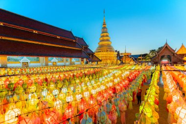 Altın pagoda ve fener parmaklığa için loy kratong Festivali wat phra refah o haripunchai lamphun Tayland alacakaranlık sırasında kapattı.