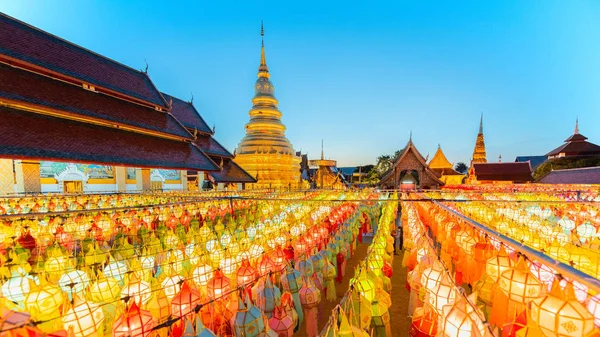 Altın pagoda ve fener parmaklığa için loy kratong Festivali wat phra refah o haripunchai lamphun Tayland alacakaranlık sırasında kapattı.