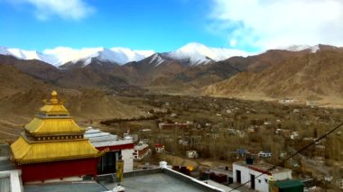 Bulutlar ve gölgeler hızlandırılmış görüntüleri: Ladakh bölgede Hindistan Leh şehir ateş. Himalaya dağ Leh tarafından çevrili şehir Hindistan en yüksek irtifa turistik yerlerinden biridir