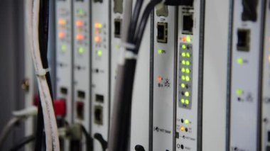 Bağlı ve veri merkezindeki led durum yanıp sönen telekomünikasyon fiber optik kablo yama kablosu ağ