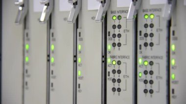 Bağlı ve veri merkezindeki led durum yanıp sönen telekomünikasyon fiber optik kablo yama kablosu ağ