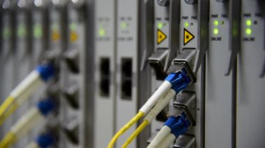 Bağlı ve veri merkezindeki led durum yanıp sönen telekomünikasyon fiber optik kablo yama kablosu ağ