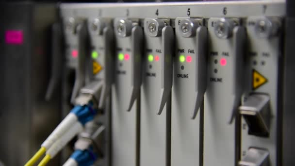 Vernetzung von Telekommunikations-Glasfaserkabel-Patchkabel verbunden und Blinzeln des LED-Status im Rechenzentrum