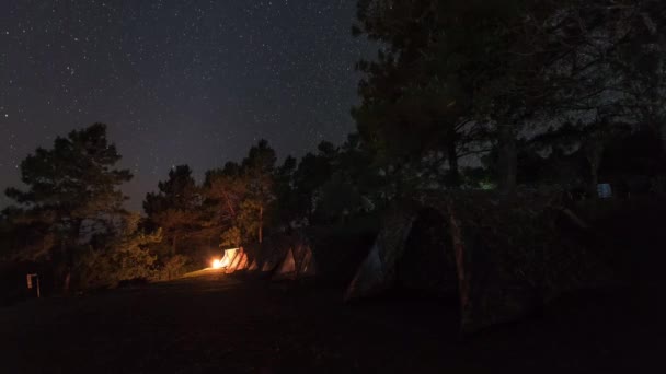 Timelapse Звезды Движения Выше Палаточный Лагерь Doi Pha Hom Pok — стоковое видео
