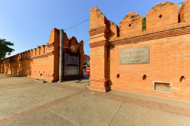 Tha Phae kapısı, Chiang Mai, Tayland, turistik birçok topluluk etkinlik için bir site olarak bilinen, bu korunmuş şehir kapısı geri eski zamanlarda tarihleri.