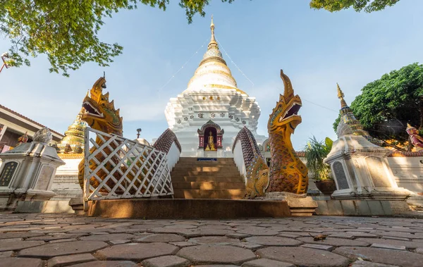 Pagode Branco Que Contém Relíquias Buda Templo Wat Ket Karam — Fotografia de Stock