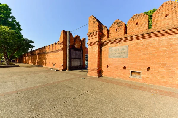 Tha Phae kapısı, Chiang Mai, Tayland, turistik birçok topluluk etkinlik için bir site olarak bilinen, bu korunmuş şehir kapısı geri eski zamanlarda tarihleri.