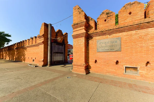 Tha Phae kapısı, Chiang Mai, Tayland, turistik birçok topluluk etkinlik için bir site olarak bilinen, bu korunmuş şehir kapısı geri eski zamanlarda tarihleri.