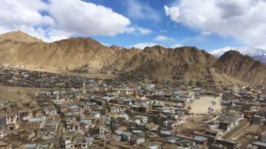 4k Timelapse: ışık, gölge, bulut, dağ ve insanlar faaliyet atleh Ladakh şehir, Ladakh, Hindistan (arazi, yüksek geçiş)