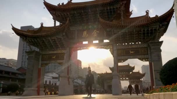 Timelapse Activité Humaine Aux Arches Commémoratives Coq Jade Cheval Yunnan — Video