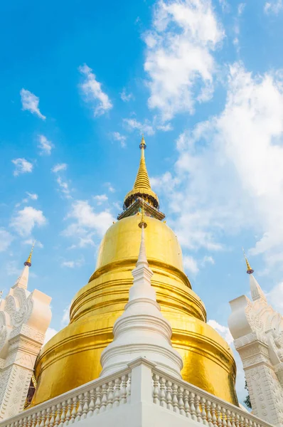 golden pagoda wat suan dok, chiangmai, Tayland. güzel mavi gökyüzü ve bulutlar güzel pagoda içinde yorumlanmıştır.