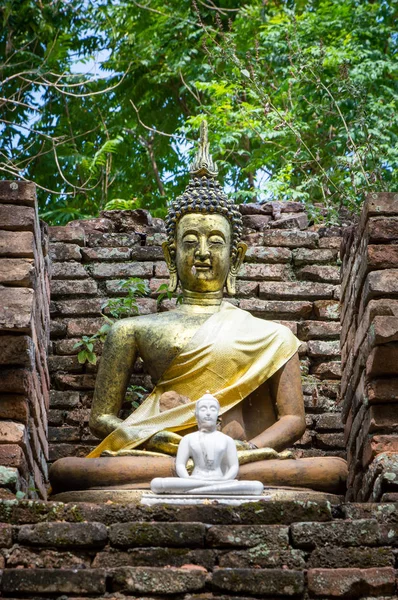 ワット チェット Yod チェンマイ タイで 塔寺で古い仏像です ワット チェット ヨードは 1477 — ストック写真