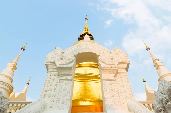 golden pagoda wat suan dok, chiangmai, Tayland. güzel mavi gökyüzü ve bulutlar güzel pagoda içinde yorumlanmıştır.