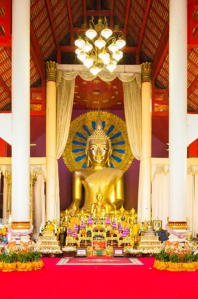 帕辛格寺维汉内的大金佛雕像 Phra Singh 寺位于泰国清迈老城区中心的西部 — 图库照片