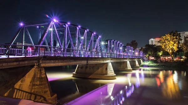 Akşam görünümünü eski demir yapısı köprü Chiangmai, Tayland.