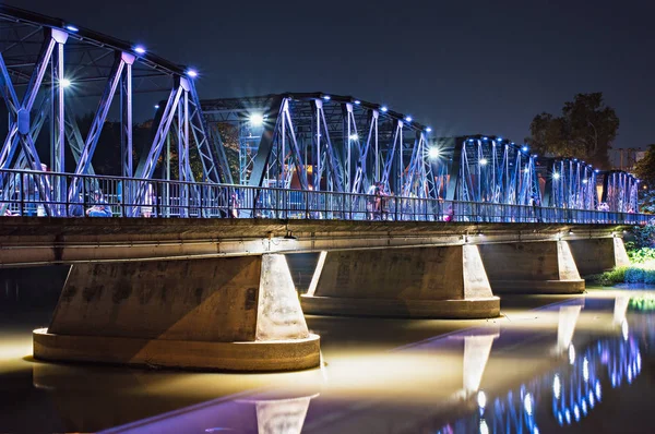 Akşam görünümünü eski demir yapısı köprü Chiangmai, Tayland.