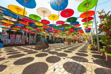 Renkli kağıt el yapımı şemsiye, Wat Tha Luk, Chiangmai, Tayland
