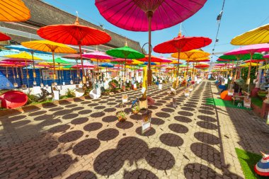 Renkli kağıt el yapımı şemsiye, Wat Tha Luk, Chiangmai, Tayland