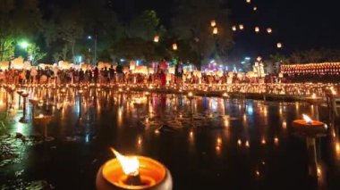 4 k, Timelapse yüzer fenerler ve Nong Bua, San Kamphaeng, Chiang Mai, Tayland, Thailand (sağ-sol, Yee Peng Festivali veya Loy Krathong kutlama insanlarda)