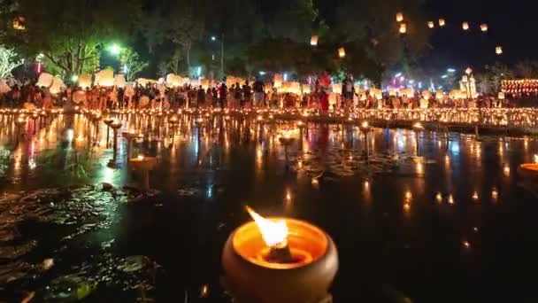 时间环浮动灯笼和人在叶彭节或洛克拉通庆祝在清迈 — 图库视频影像