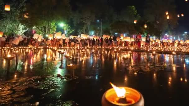 タイムラプスの灯籠流しとノン カンペーン Chiang Mai 左から右に イーペン祭り ロイクラトンのお祝いの人々 — ストック動画