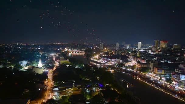 泰国清迈2018年叶鹏或洛伊克拉通节浮灯烟花和人的高角度视角 — 图库视频影像