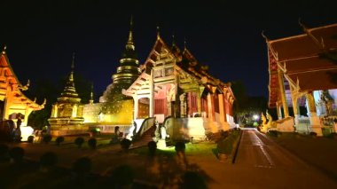 Güzel Wat Phra Singh Tapınağı çok en ünlü Tapınağı alacakaranlıkta, Chiang Mai, Tayland.