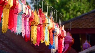 Lanna fener asmak bir arzu ya da iyi bir şey, Loi Krathong (Yi Peng) Festivali, Chiang Mai, Tayland Kuzey Tay tarzında fenerler olmasını umut için ip üzerinde