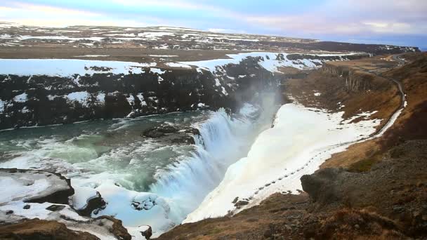 冬の季節 グトルフォスのグトルフォスの滝ビューと冬風景画像はアイスランドの Hvita 川の峡谷にアイスランド 観光名所で最も人気のある滝の一つ — ストック動画