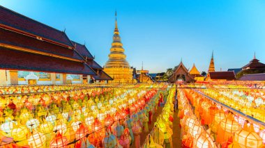 Chiang Mai Tayland - 26 Ekim 2018: Altın pagoda ve fener kapattı parmaklığa loy kratong Festivali wat phra refah için o haripunchai lamphun Tayland alacakaranlık sırasında.