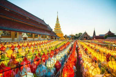 Chiang Mai Tayland - 26 Ekim 2018: Altın pagoda ve fener kapattı parmaklığa loy kratong Festivali wat phra refah için o haripunchai lamphun Tayland alacakaranlık sırasında.