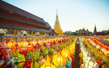 Chiang Mai Tayland - 26 Ekim 2018: Altın pagoda ve fener kapattı parmaklığa loy kratong Festivali wat phra refah için o haripunchai lamphun Tayland alacakaranlık sırasında.