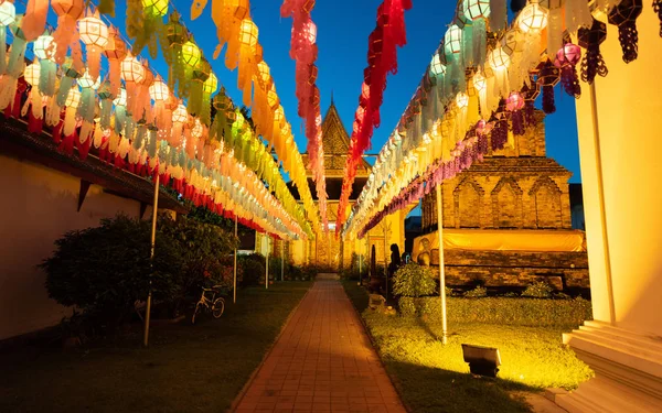 Chiang Mai Tayland - 26 Ekim 2018: Altın pagoda ve fener kapattı parmaklığa loy kratong Festivali wat phra refah için o haripunchai lamphun Tayland alacakaranlık sırasında.