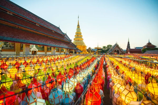 Chiang Mai Tayland - 26 Ekim 2018: Altın pagoda ve fener kapattı parmaklığa loy kratong Festivali wat phra refah için o haripunchai lamphun Tayland alacakaranlık sırasında.