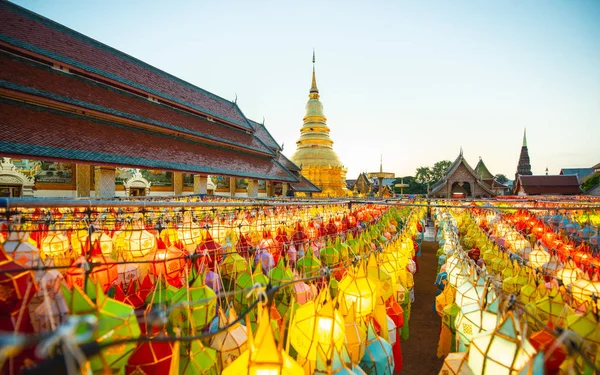 Chiang Mai Tayland - 26 Ekim 2018: Altın pagoda ve fener kapattı parmaklığa loy kratong Festivali wat phra refah için o haripunchai lamphun Tayland alacakaranlık sırasında.