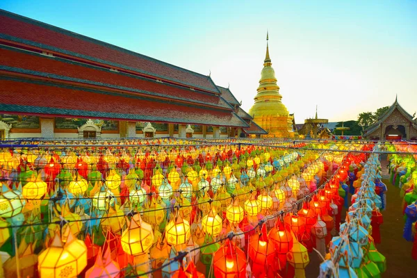Chiang Mai Tayland - 26 Ekim 2018: Altın pagoda ve fener kapattı parmaklığa loy kratong Festivali wat phra refah için o haripunchai lamphun Tayland alacakaranlık sırasında.