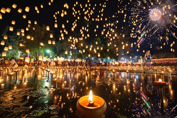 Duizenden Drijvende Lantaarns Mensen Fireworks Yee Peng Loy Krathong Festival Rechtenvrije Stockfoto's