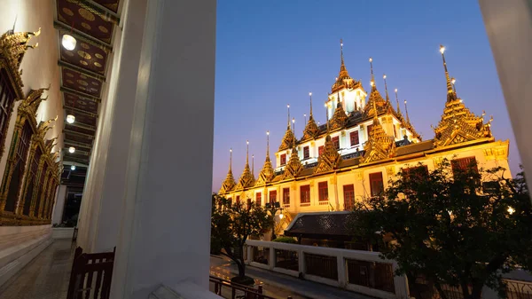 Wat Ratchanatdaram Loha Prasat Metal Castle Anoitecer Bangkok Tailândia — Fotografia de Stock